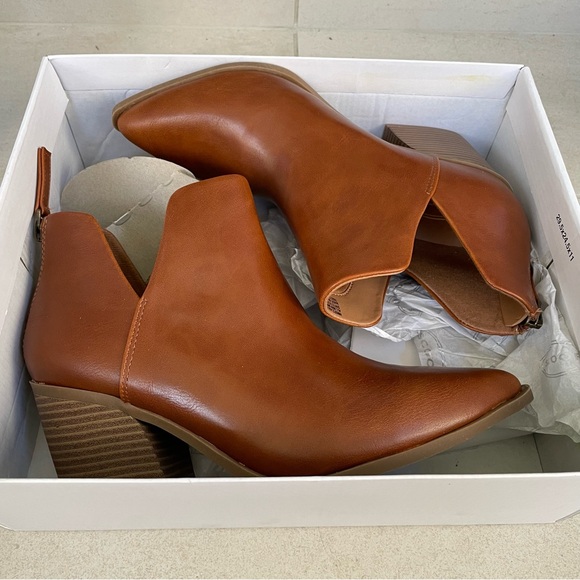 Scoop Heeled Booties in Cognac Color Size 7.5 - NEW WITH BOX - Picture 3 of 10
